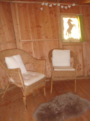 La cabane de la ferme offre un coin détente avec deux bons fauteuils pour ceux ou celles qui ont envie de profiter de l’intérieur de cette cabane dans les arbres.