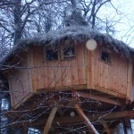 cabane des sous bois sous la neige